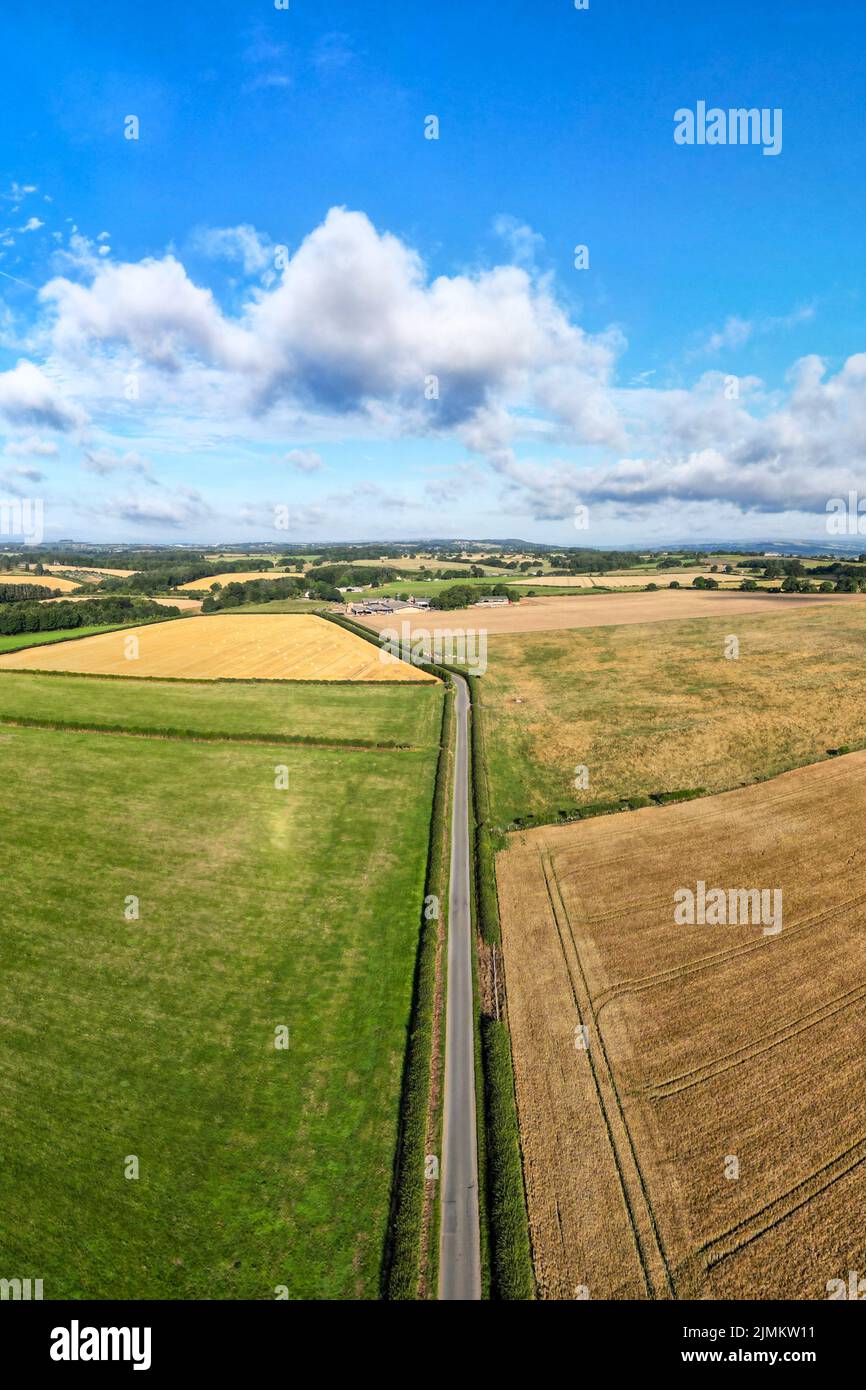 Luftaufnahme von landwirtschaftlichen Mischnutzungen in der Landschaft von West Yorkshire in Ecup, nahe Leeds. Die Landwirtschaft des Landes für Nutzpflanzen und Vieh ist typisch für das Gebiet. Stockfoto