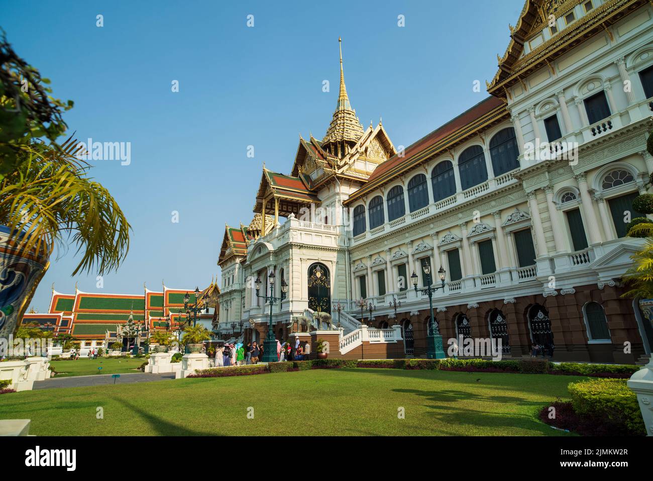 Berühmter königlicher großer Palast in Bangkok. Touristen, die den Tempel besuchen. Stockfoto