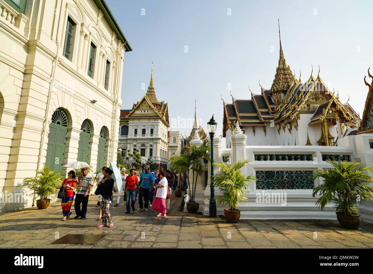 Berühmter königlicher großer Palast in Bangkok. Touristen, die den Tempel besuchen. Stockfoto