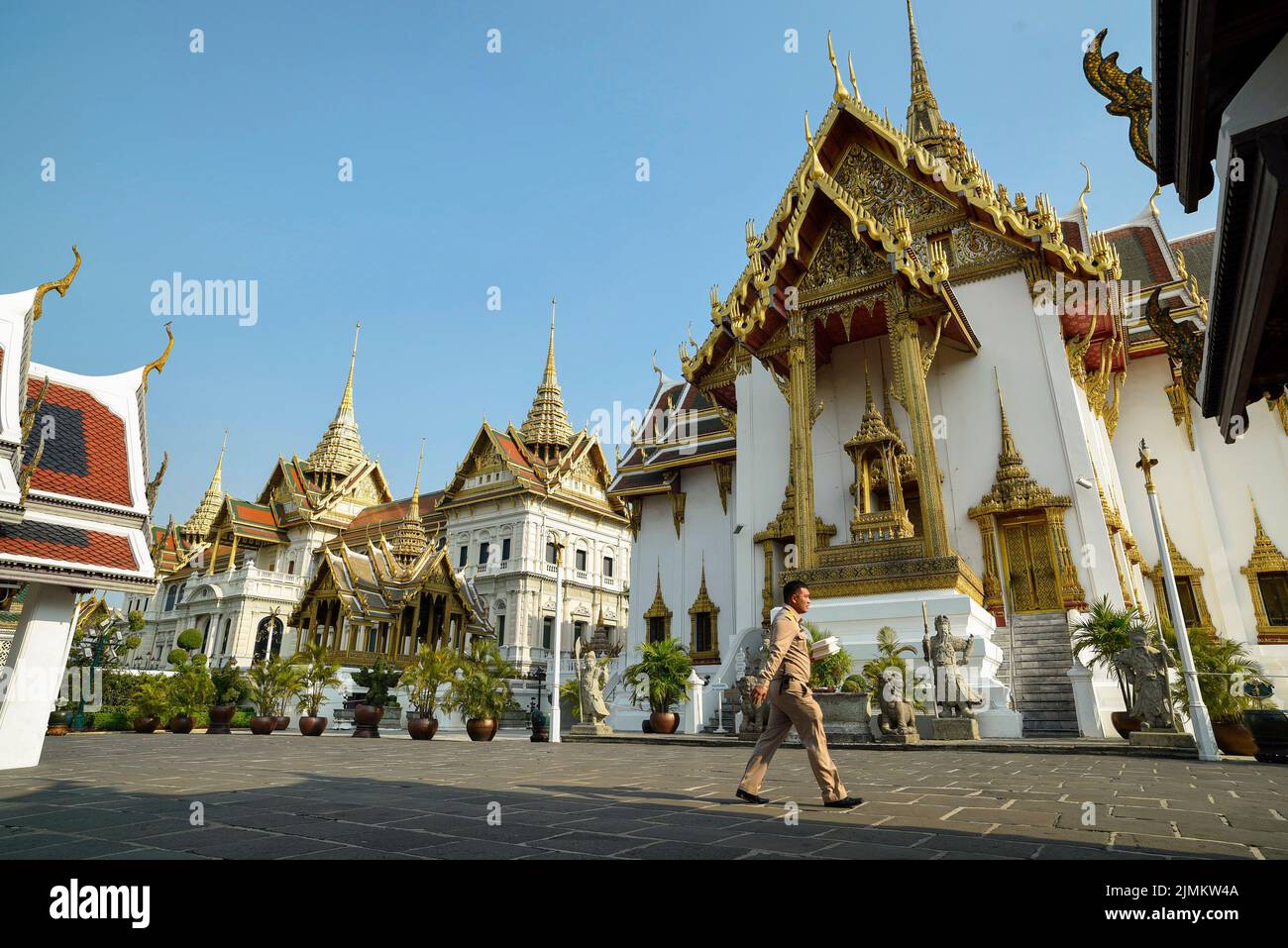 Berühmter königlicher großer Palast in Bangkok. Touristen, die den Tempel besuchen. Stockfoto