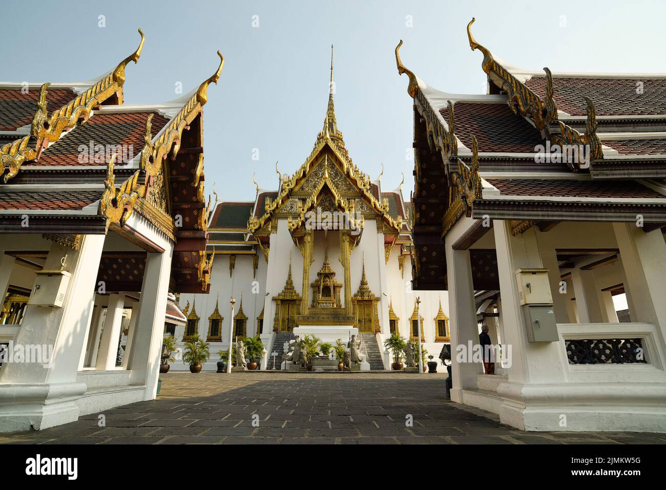 Berühmter königlicher großer Palast in Bangkok. Touristen, die den Tempel besuchen. Stockfoto