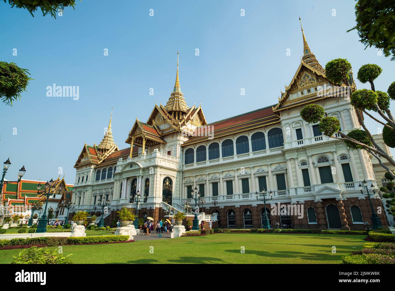 Berühmter königlicher großer Palast in Bangkok. Touristen, die den Tempel besuchen. Stockfoto
