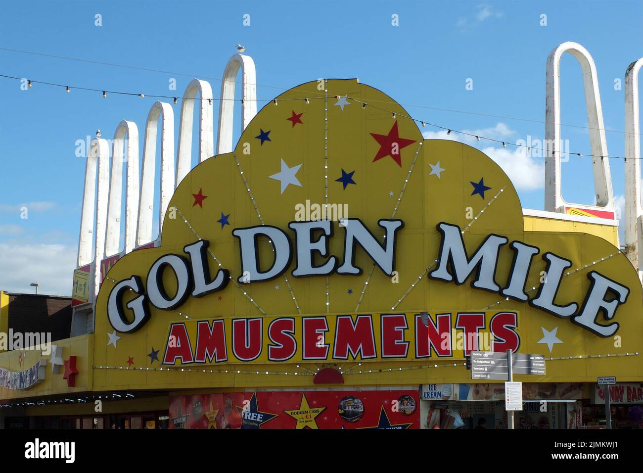 Schild über der Golden Mile-Spielhalle in blackpool Stockfoto