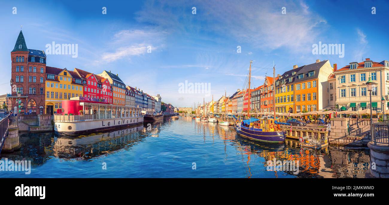 Panorama des Nyhavn Kanals mit Booten, Schiffen und vielen kleinen bunten Häusern. Kopenhagen, Dänemark Stockfoto