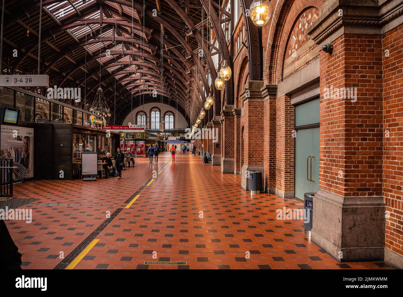 Die hölzerne Bogenkonstruktion und die Backsteinmauern der Hallen des Kopenhagener Hauptbahnhofs. Dänemark Stockfoto