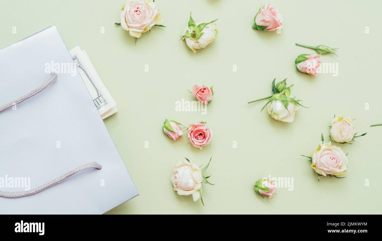 Urlaub einkaufen Geburtstag Geschenk Papiertüte Geld Stockfoto