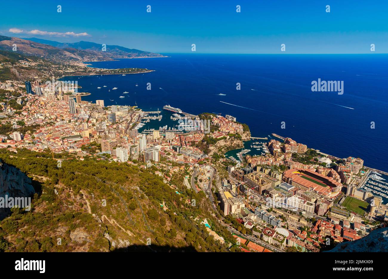 Luftaufnahme des Fürstentums Monaco bei Sonnenuntergang, Monte-Carlo, Luxusgebäude, Fußballstadion, Blick auf das Stadtleben von La Turbie Stockfoto