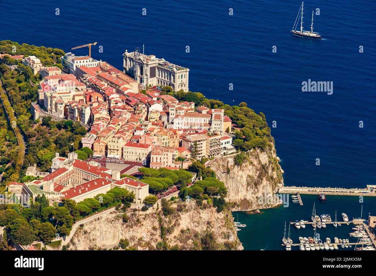 Luftaufnahme des Hafens Fontvieille bei Sonnenuntergang, Ozeanographisches Museum von Monaco, Südfrankreich, viele Boote sind in Marina, vi vertäut Stockfoto