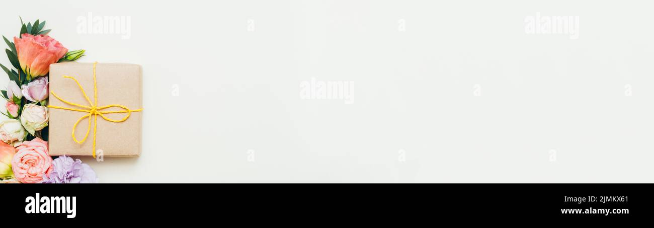 Urlaub Hintergrund handgemachte Geschenkbox Blumendekor Stockfoto