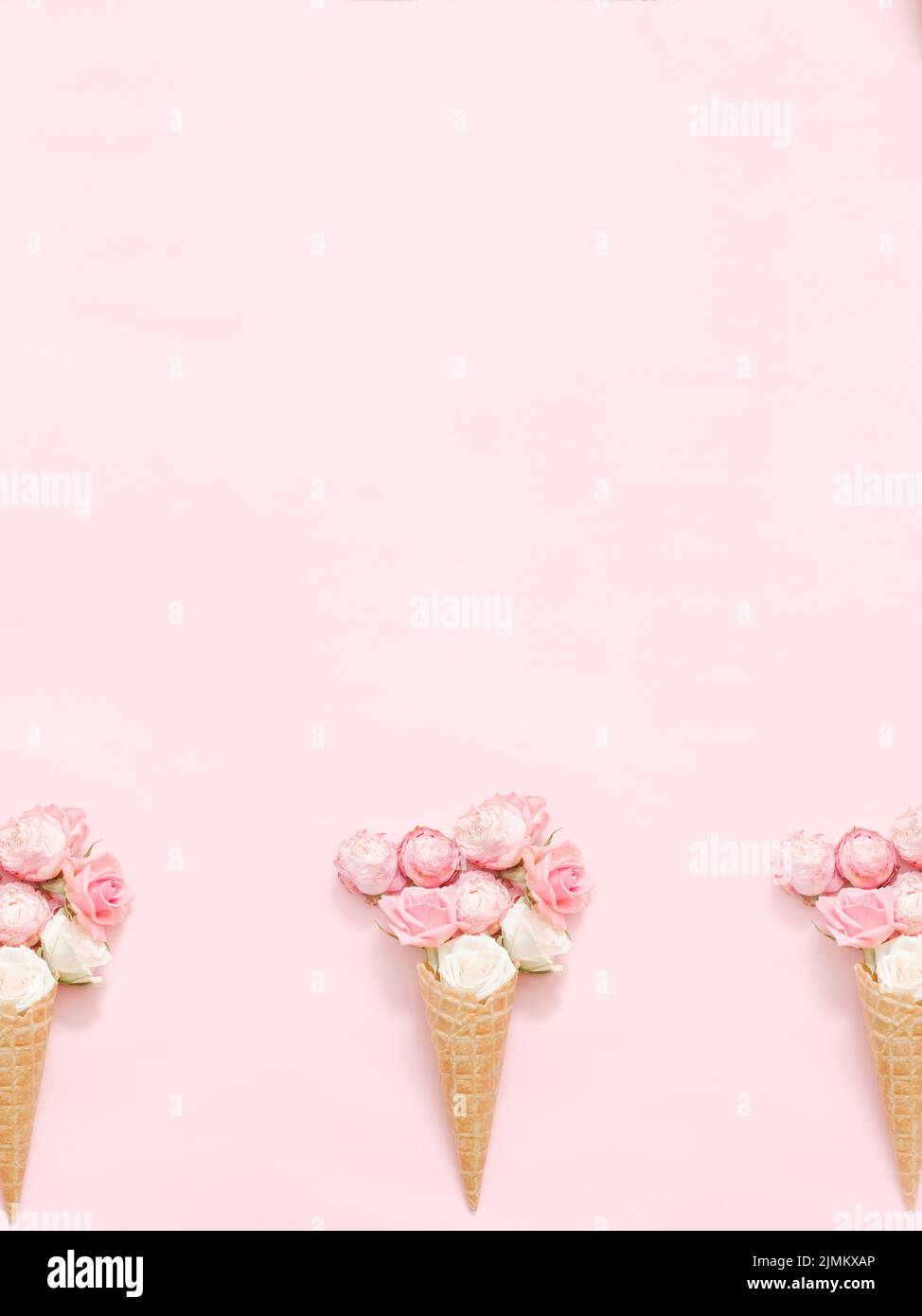 Rosa Waffelkegel mit abstrakten Blumenmustern Stockfoto
