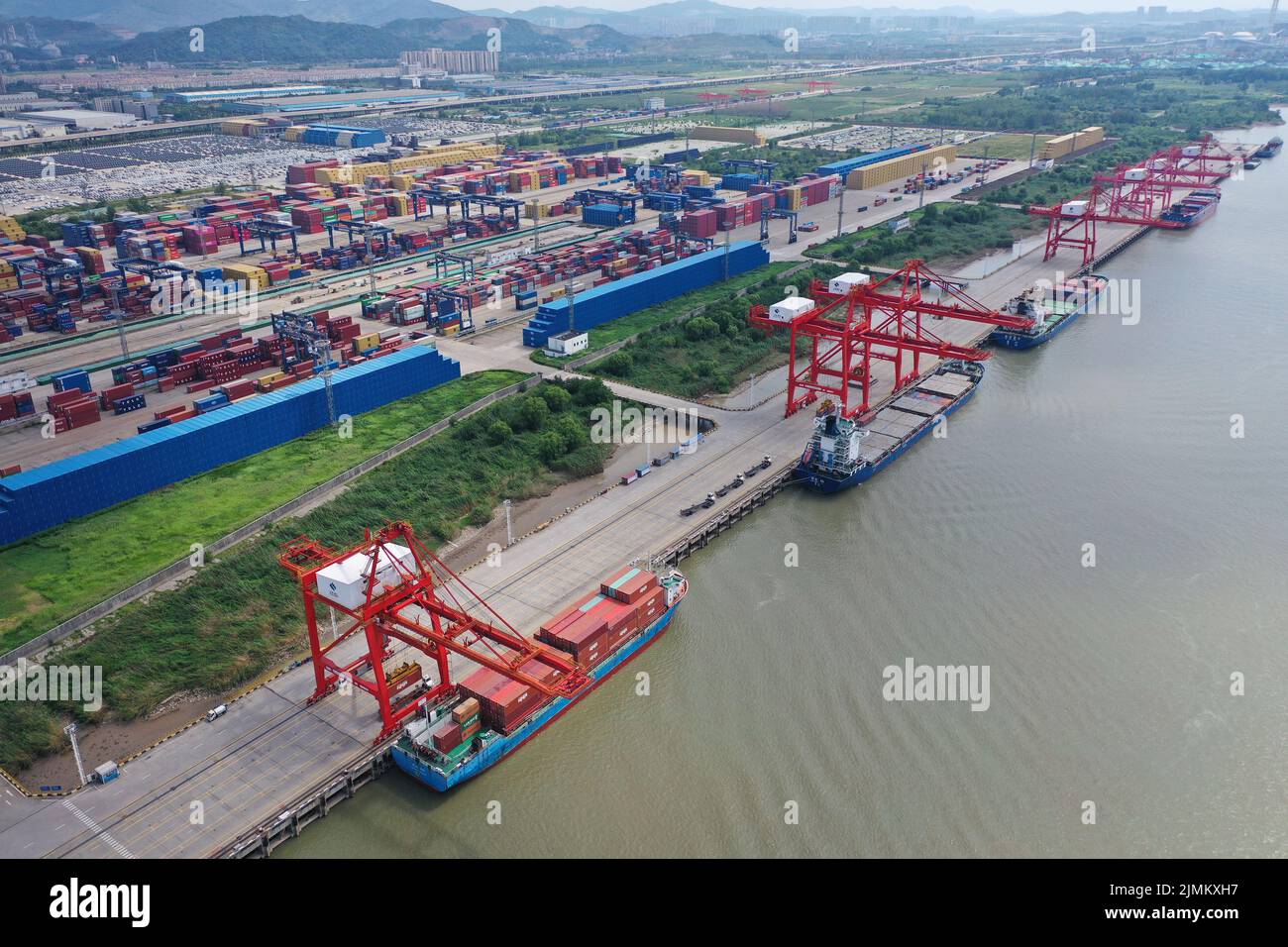 NANJING, CHINA - 7. AUGUST 2022 - ein Luftbild zeigt Containerschiffe, die am Longtan Container Terminal im Hafen von Nanjing in Nanjing, Jian, angedockt sind Stockfoto