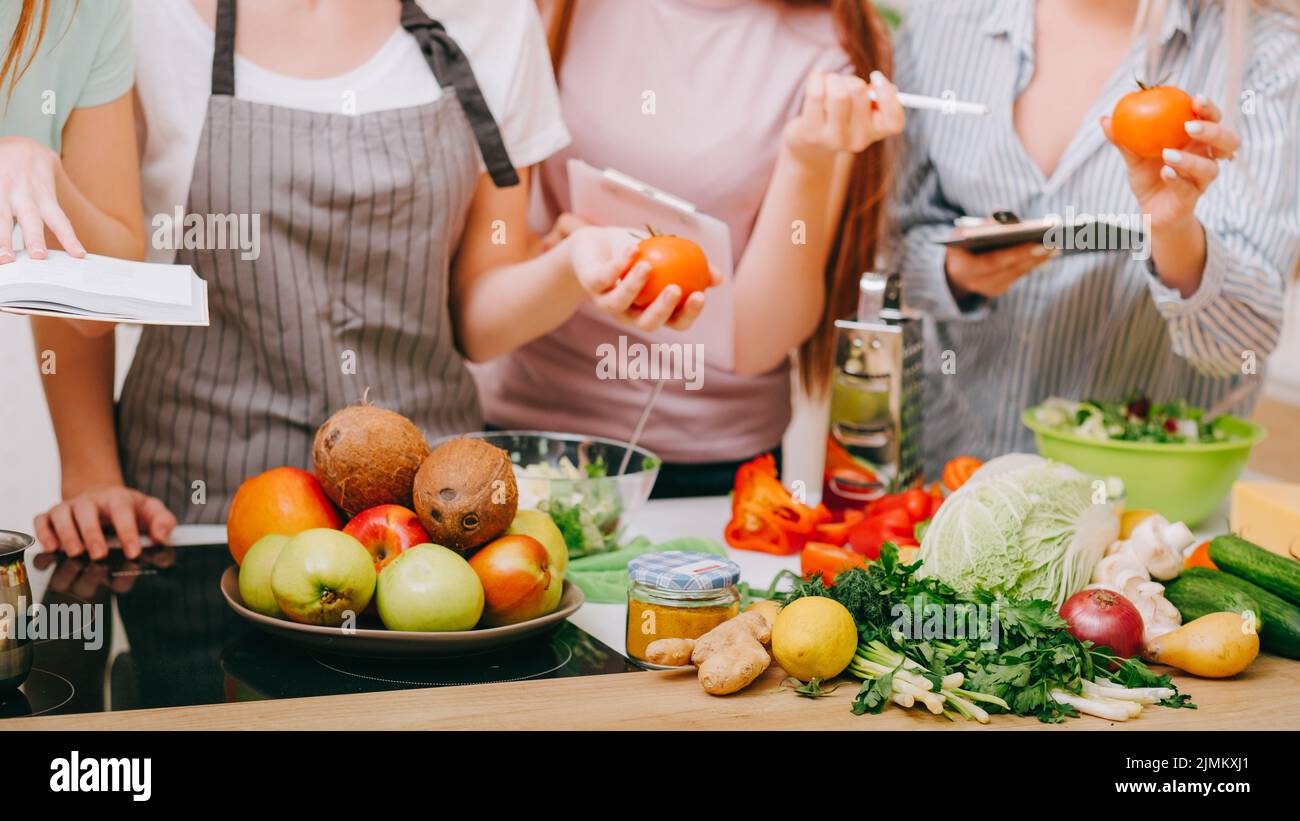 Kulinarische Meisterklasse gesundes Essen Rezept Frauen Stockfoto