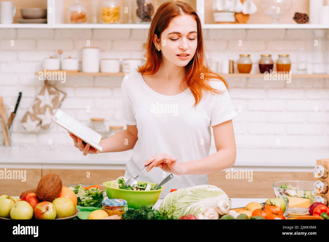 Kulinarisches Hobby gesunde ausgewogene Ernährung Frau Stockfoto