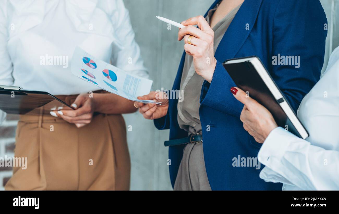 Business Briefing weibliche Kollegen diskutieren Stockfoto