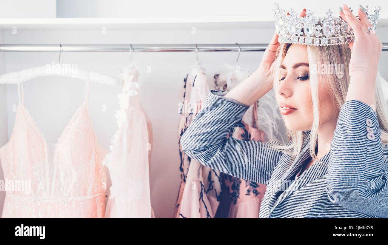 Luxus Mode Boutique Frau Tiara Showroom Stockfoto