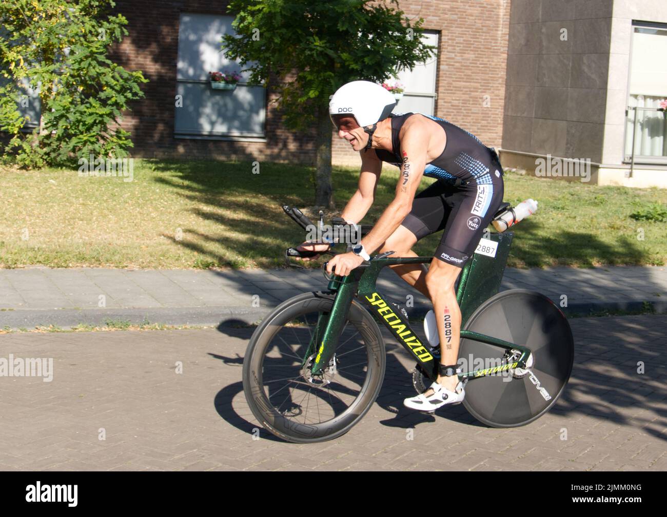 Maastricht, Niederlande. 7. August 2022. Triathlet mit Startnummer 2887, Franck Lopico, auf der 47-km-Marke während der Radetappe des Ironman-Triathlon-Rennens in Maastricht. A Corpendale/Alamy Live News Stockfoto