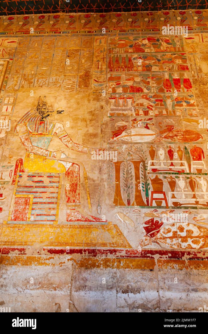 Gemälde auf der Wand des Gottes Anubis-Schrein im Totentempel der Hatschepsut. Stockfoto