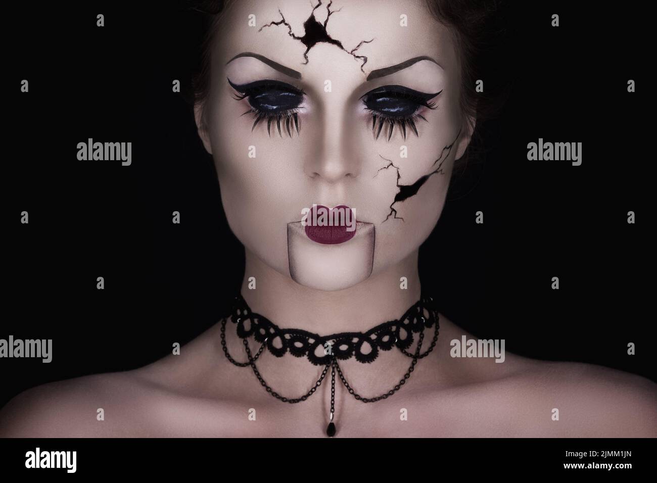 Modell in kreative Bild. Spooky sprechen gebrochen Puppe. Stockfoto