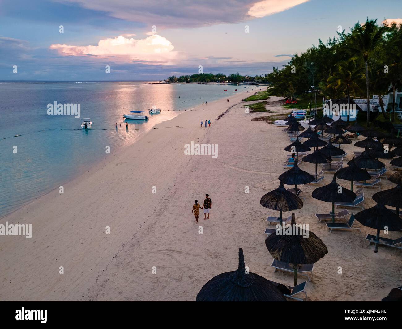 Mann und Frau an einem tropischen Strand in Mauritius, Stockfoto