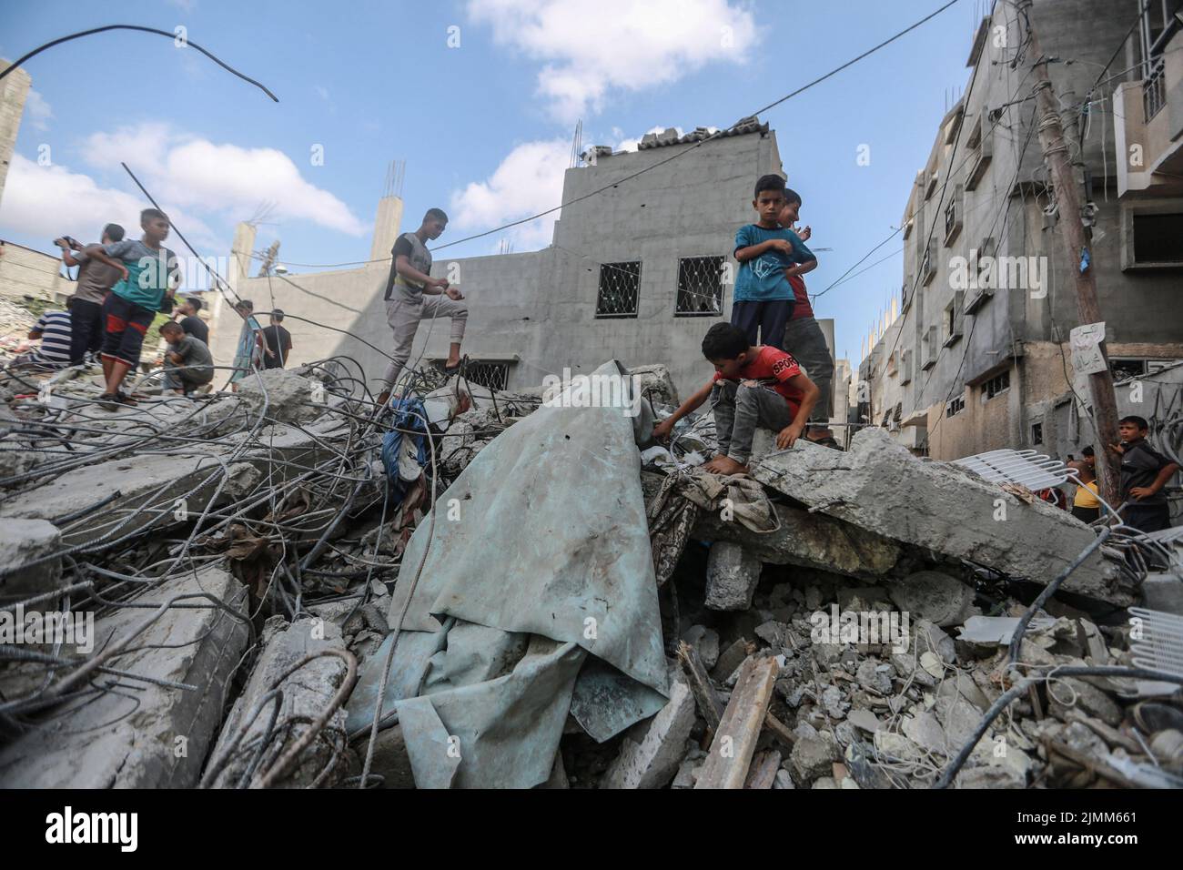 Rafah, Palästinensische Gebiete. 07. August 2022. Palästinenser inspizieren die Trümmer eines Gebäudes, in dem Khaled Mansour, der Kommandeur des südlichen Islamischen Jihad, nach einem israelischen Luftangriff in Rafah im südlichen Gazastreifen getötet wurde. Kredit: Mohammed Talatene/dpa/Alamy Live Nachrichten Stockfoto