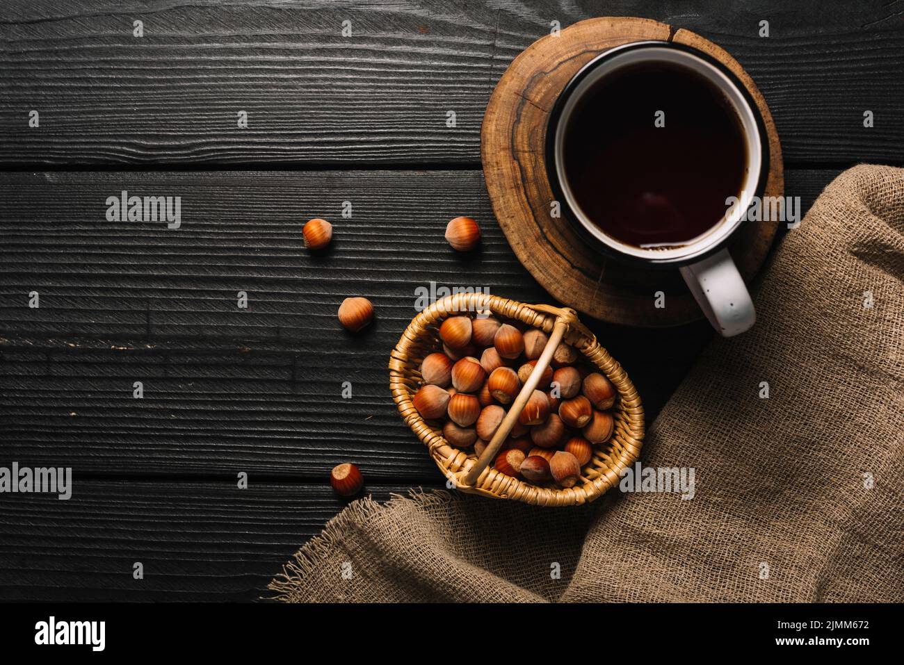Nüsse trinken in der Nähe von Stoff Stockfoto