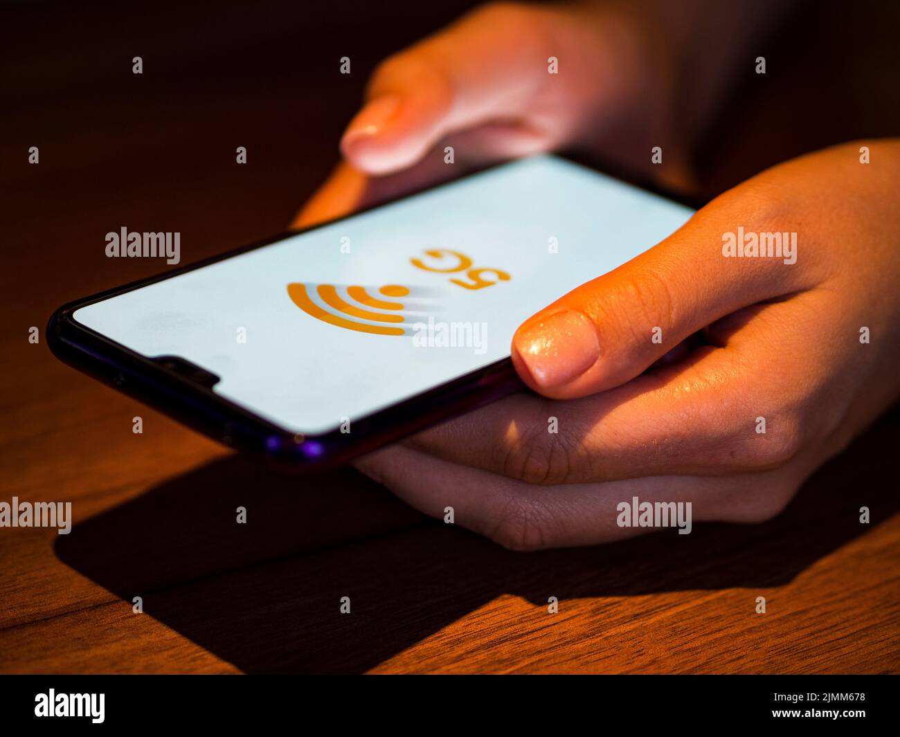 Nahaufnahme der Hände, die das Telefon halten Stockfoto
