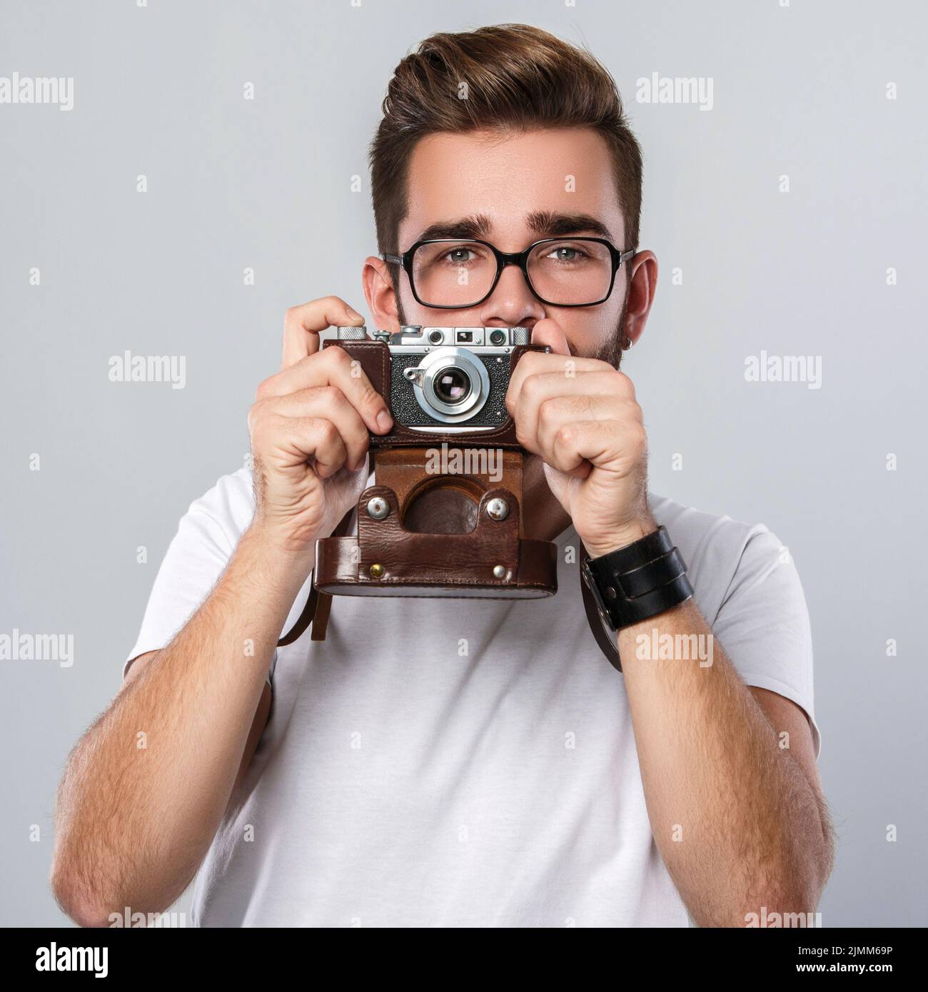 Fotograf Mann mit Retro-Kamera im Studio Stockfoto