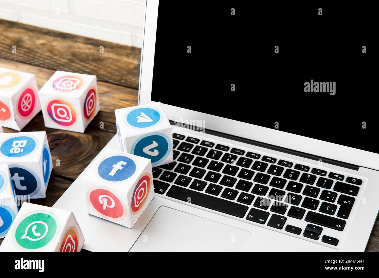 Die beliebtesten Symbole für mobile Anwendungen mit Laptop-Büro Stockfoto