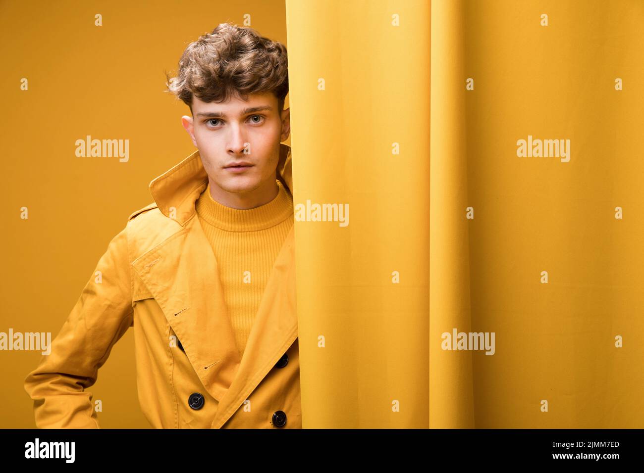 Portrait junger schöner Mann gelbe Szene Stockfoto