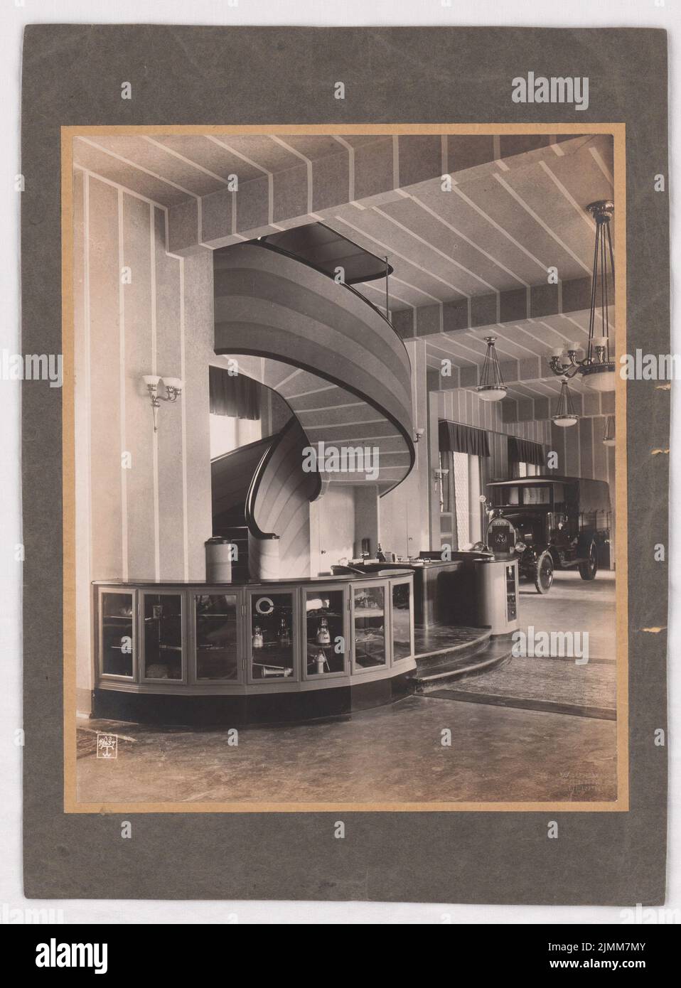 Poelzig Hans (1869-1936), Geschäfte im Zoo, Berlin. Umbau (1924-1926): GDA-Geschäfte, perspektivische Ansicht der Treppe im Erdgeschoss. Foto auf Karton, 38,2 x 28,2 cm (einschließlich Scankanten) Stockfoto
