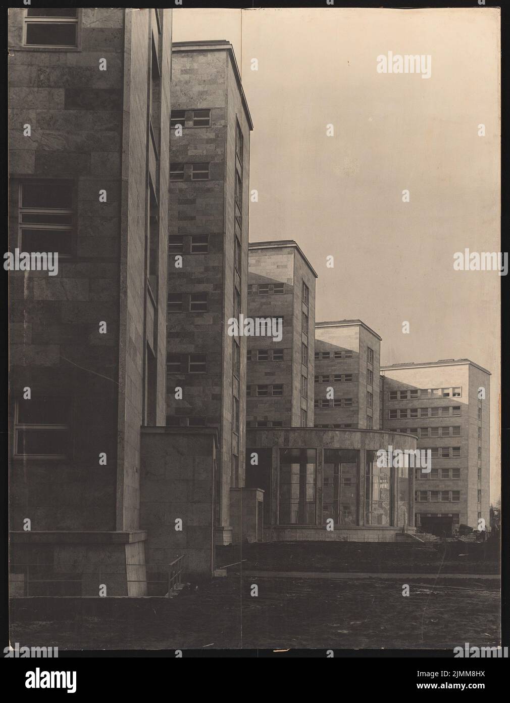 Poelzig Hans (1869-1936), I.G.-Farben in Frankfurt/Main. Verwaltungsgebäude (1928-1931): Iging Ansicht Hauptfassade. Foto auf Karton, 157,5 x 122,5 cm (einschließlich Scankanten) Stockfoto