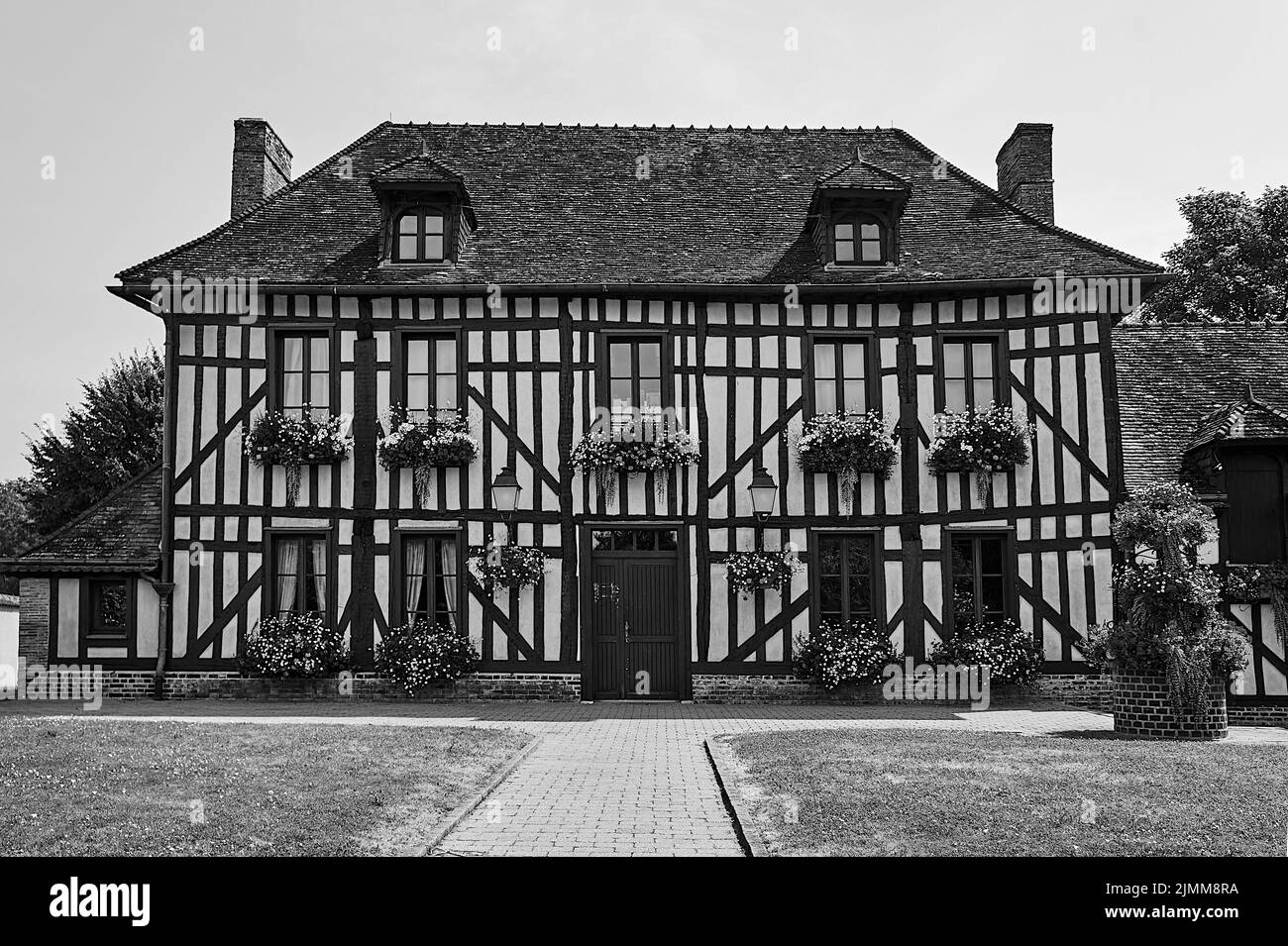 Historisches Bauernhaus im Sommer in Champagne, Frankreich, monochrom Stockfoto