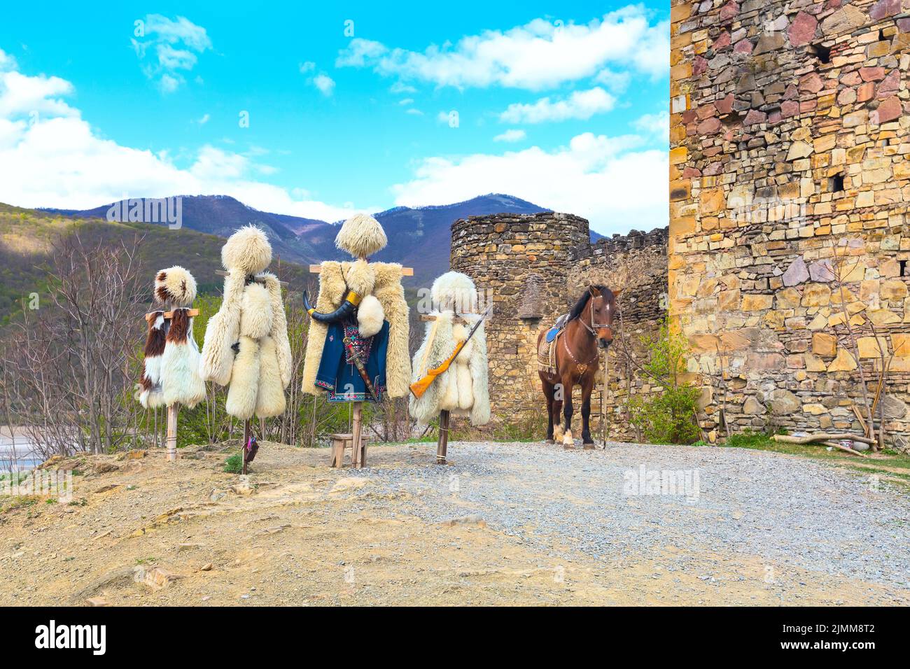 Traditionelles georgisches Hirtenkleid, Hut oder Papakha und Mantel aus Schafspelz, Georgien Stockfoto