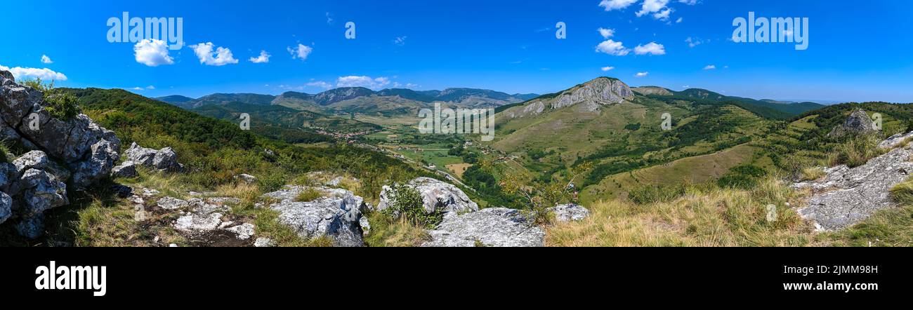 Panoramablick auf das Trascău-Gebirge im westlichen Teil des Apuseni-Gebirges in Siebenbürgen, Rumänien. Stockfoto