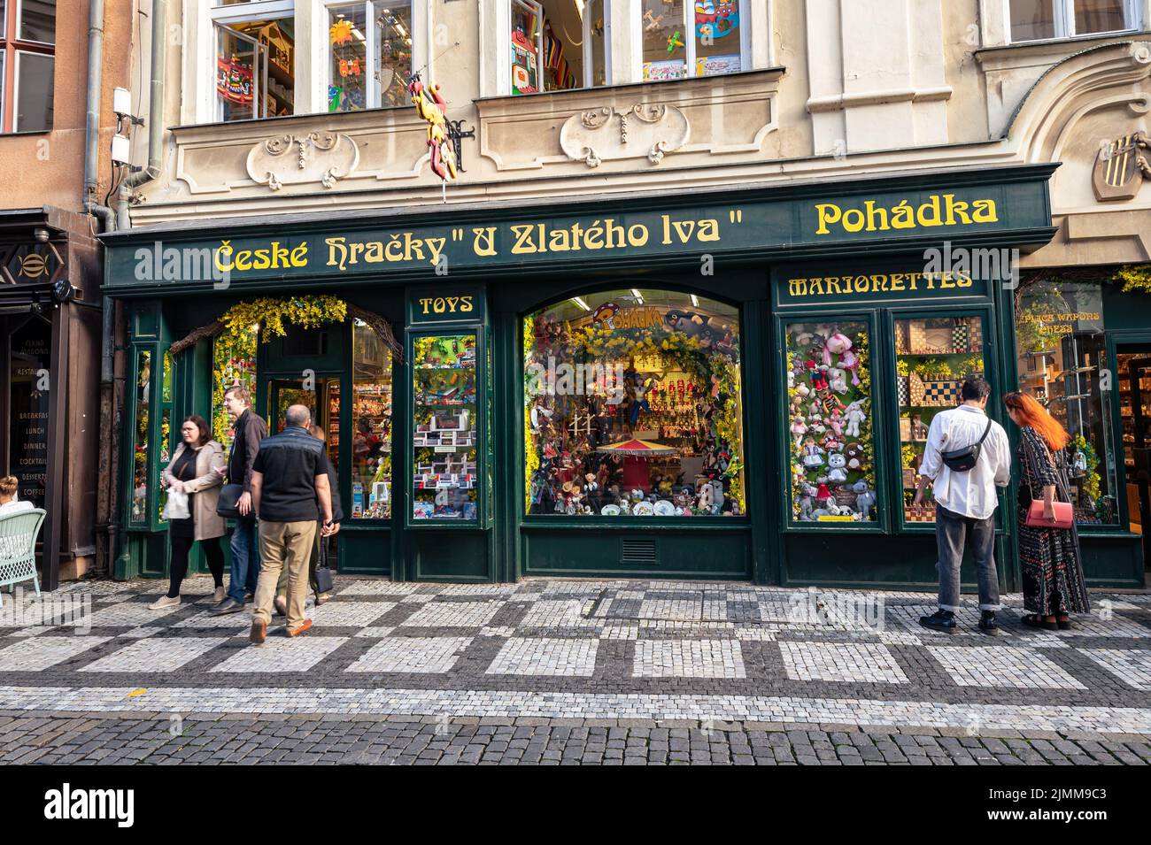 Dekorative Fassade eines alten Spielwarenladens in der Altstadt von Prag, Tschechien. Stockfoto