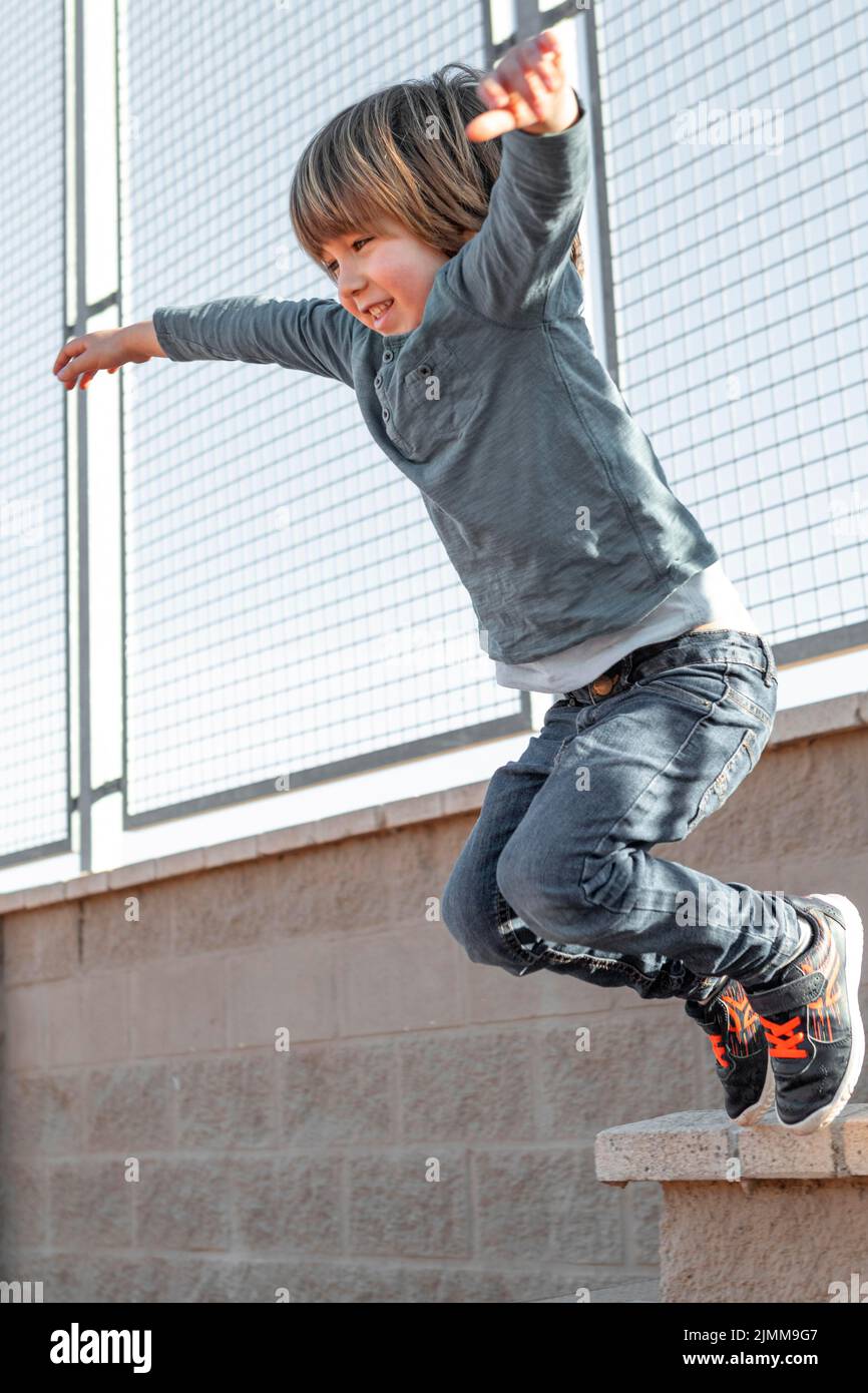 Kleiner Junge im Freien springen Stockfoto