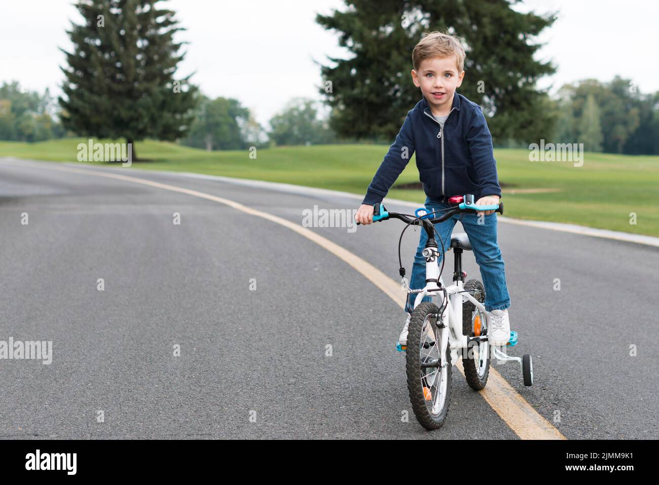 Junge auf seinem Fahrrad Vorderansicht Stockfoto
