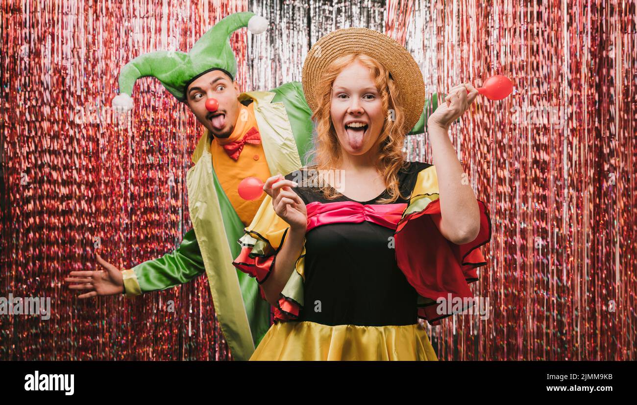 Verspielte Freunde verkleidete Karnevalsparty Stockfoto