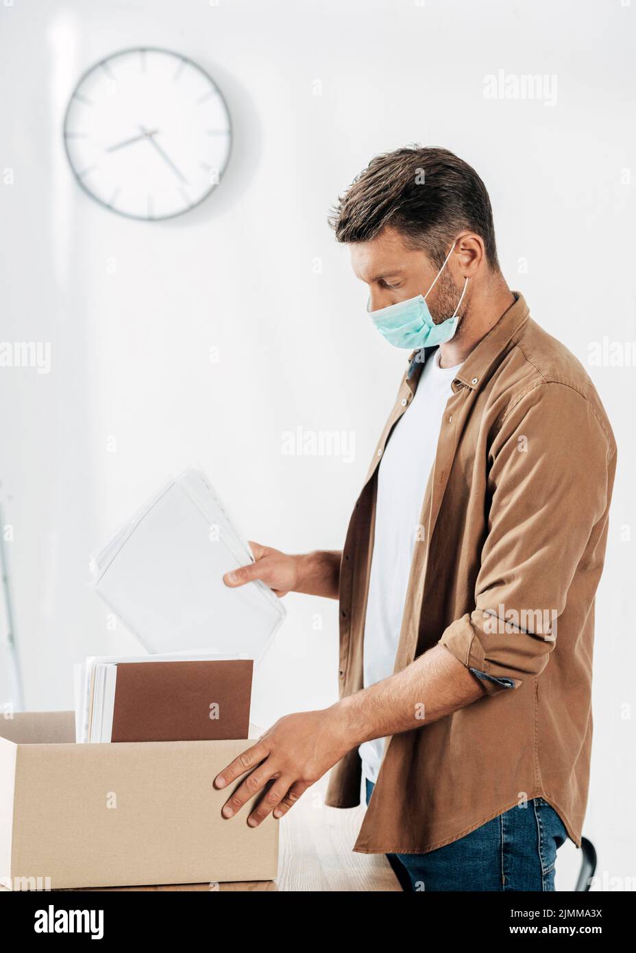 Mittelgroßer Mann mit medizinischer Maske Stockfoto