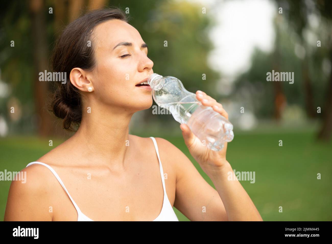 Seitenansicht Frau, die Wasser trinkt Stockfoto