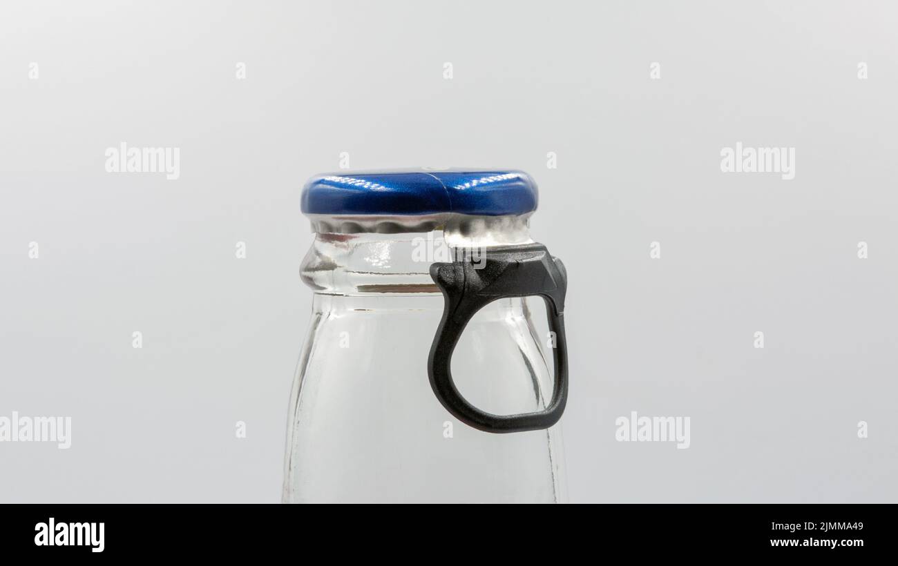 Flaschenhals mit Ring Pull Cap zum Öffnen von Nahaufnahme auf weiß Stockfoto