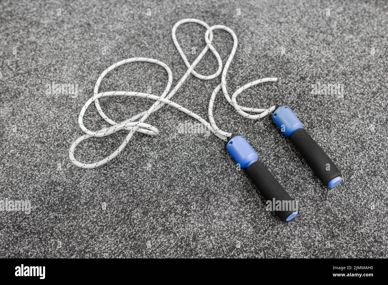 Springseil auf grauem Hintergrund Draufsicht Stockfoto