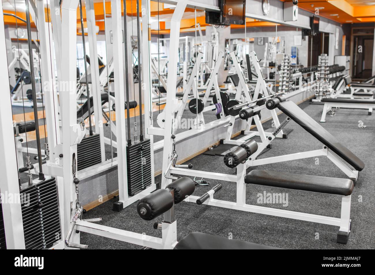 Verschiedene Trainingsgeräte im Fitnessstudio Stockfoto