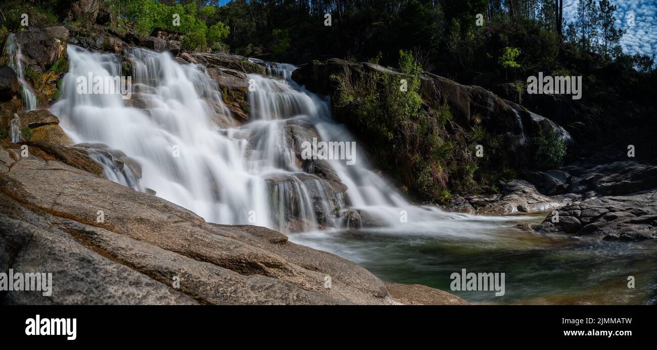 Blick auf die Cascata Fecha de Barjas Wasserfälle im Peneda-Geres Nationalpark in Portugal Stockfoto