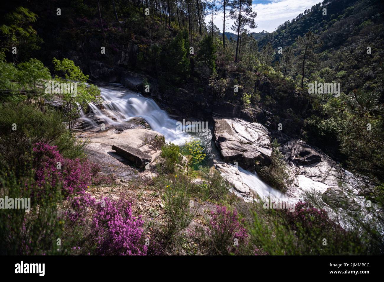Blick auf die Cascata Fecha de Barjas Wasserfälle im Peneda-Geres Nationalpark in Portugal Stockfoto