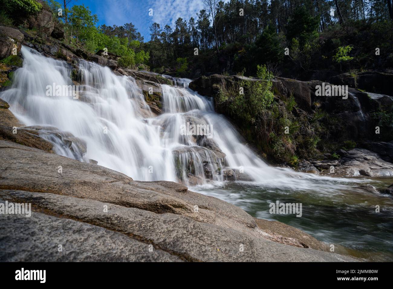 Blick auf die Cascata Fecha de Barjas Wasserfälle im Peneda-Geres Nationalpark in Portugal Stockfoto