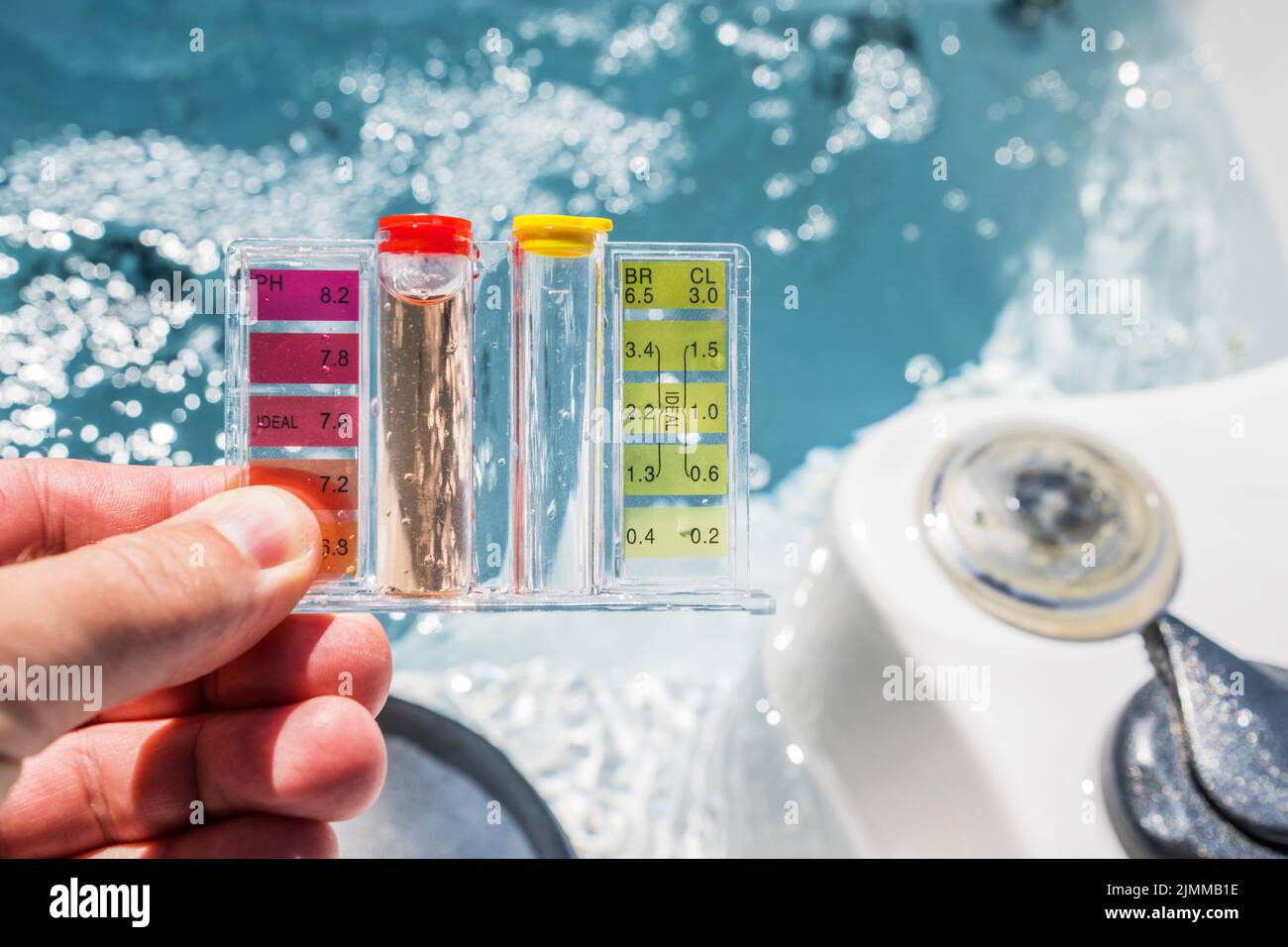 Wasserqualität des Whirlpools mit Hilfe des Chemical Testing Kit prüfen. PH-, Chlor- und Bromkonzentration. Garten SPA Wasserpflege. Stockfoto