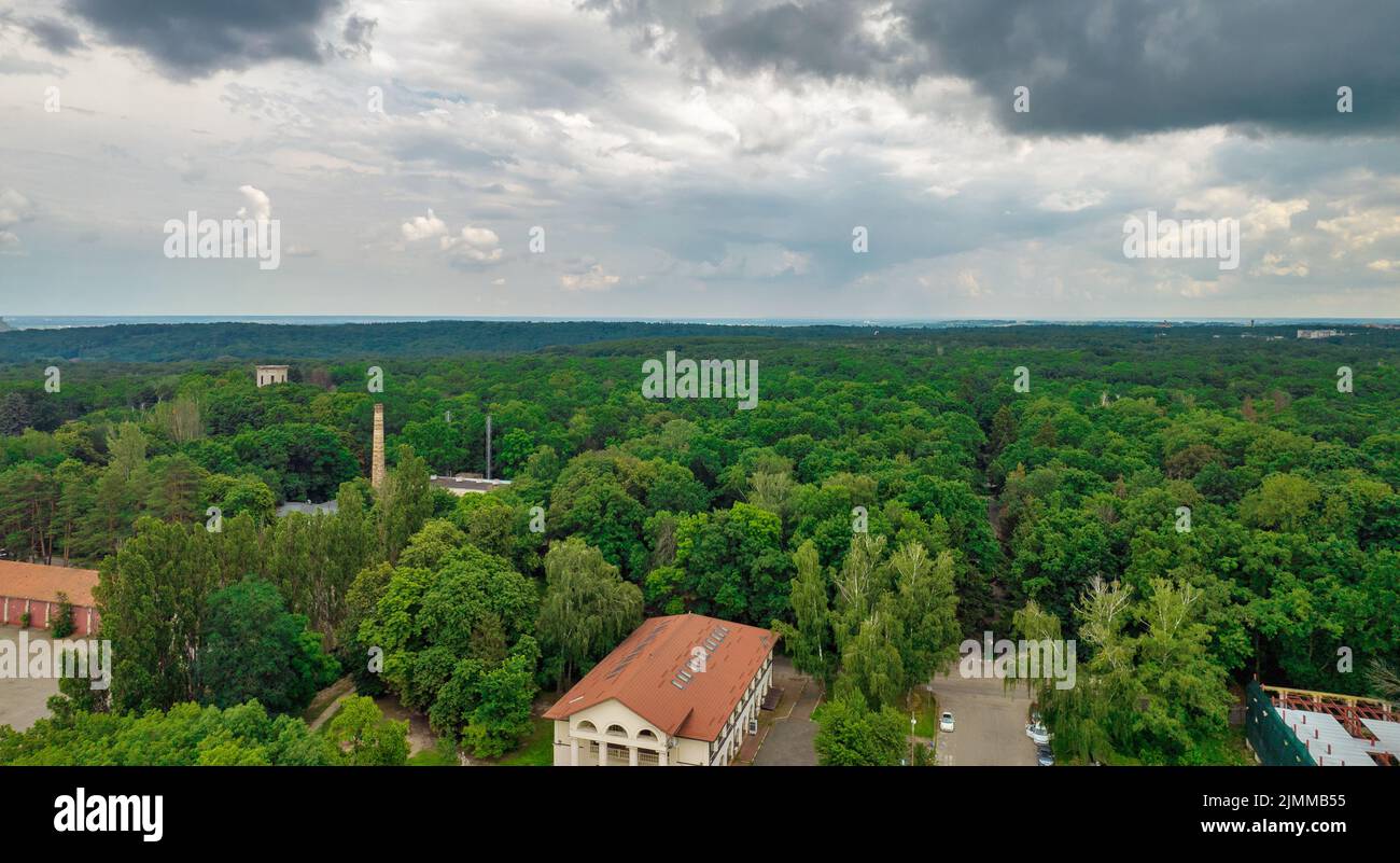 Blick auf den Holosiivskyi National Natural Park in Kiew, Ukraine. Stürmisches Wetter. Stockfoto