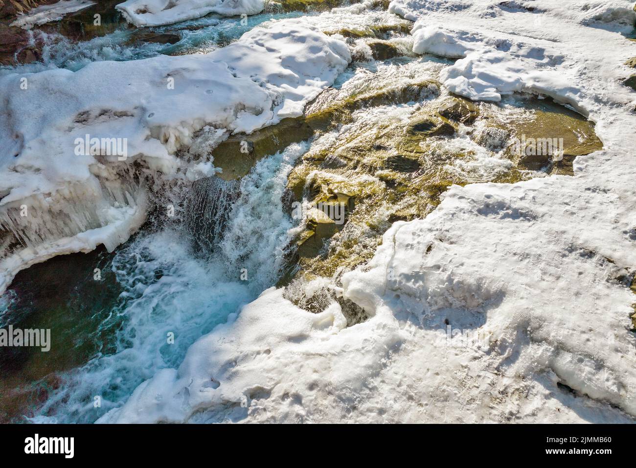 Winter Probiy Wasserfall in der Nähe des Flusses Prut, in Jaremche, Region Ivano-Frankivsk, Karpaten, Ukraine. Stockfoto
