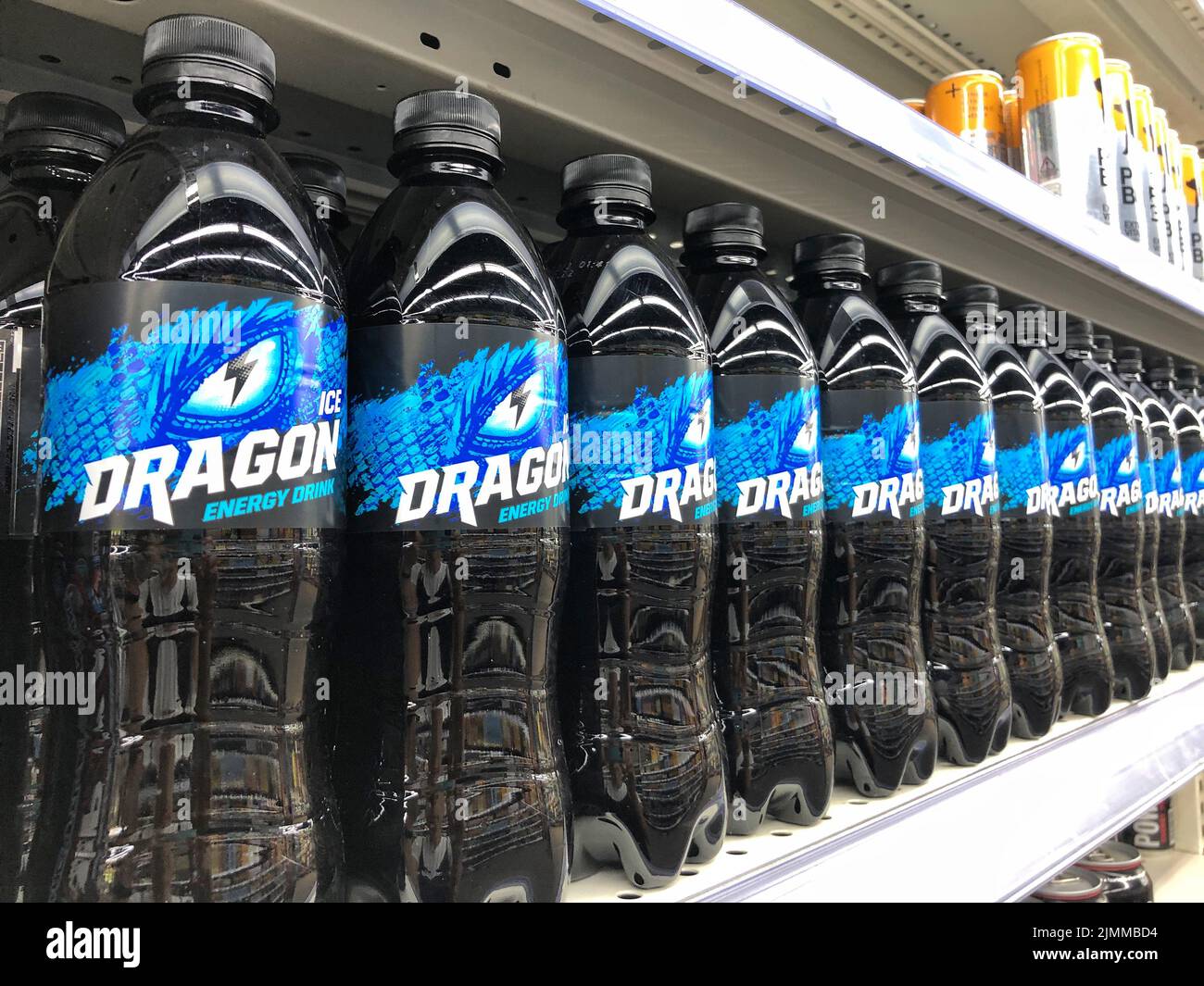 26.07.2022 Ukraine, Kharkiv, ein Regal mit einem Energy Drink Dragon in einer Plastikflasche Stockfoto